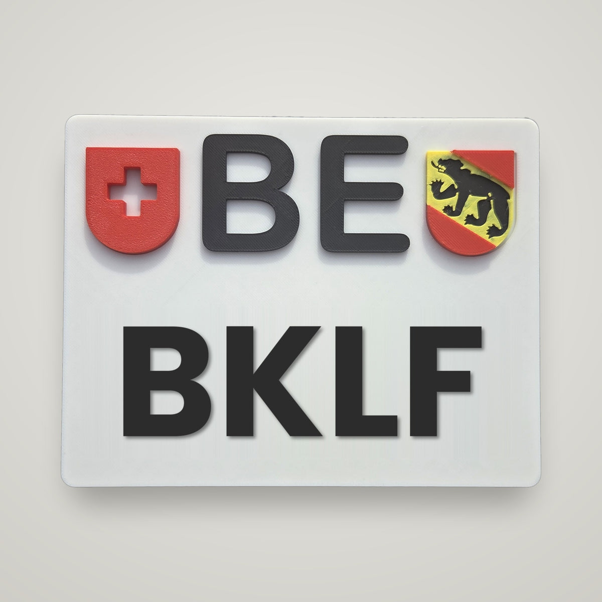 Motorrad-Deko-Schild BKLF, Kanton Bern, 3D-gedruckt aus weissem PLA mit erhabener schwarzer Schrift