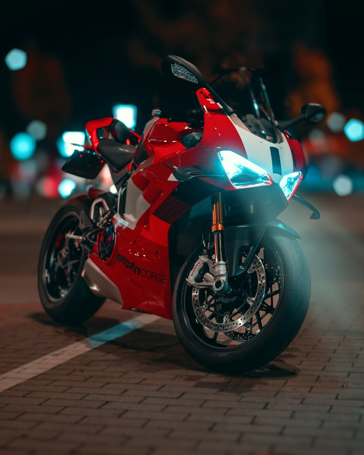 Roter Supersportler nachts in der Stadt