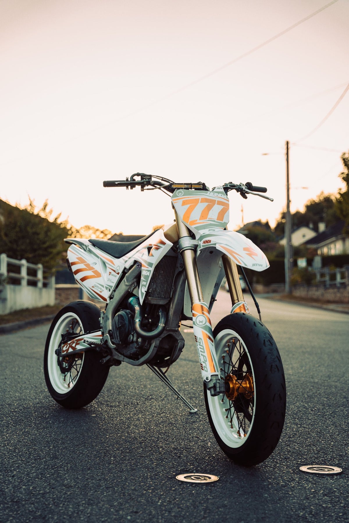Weisse Supermoto auf der Strasse im Abendlicht