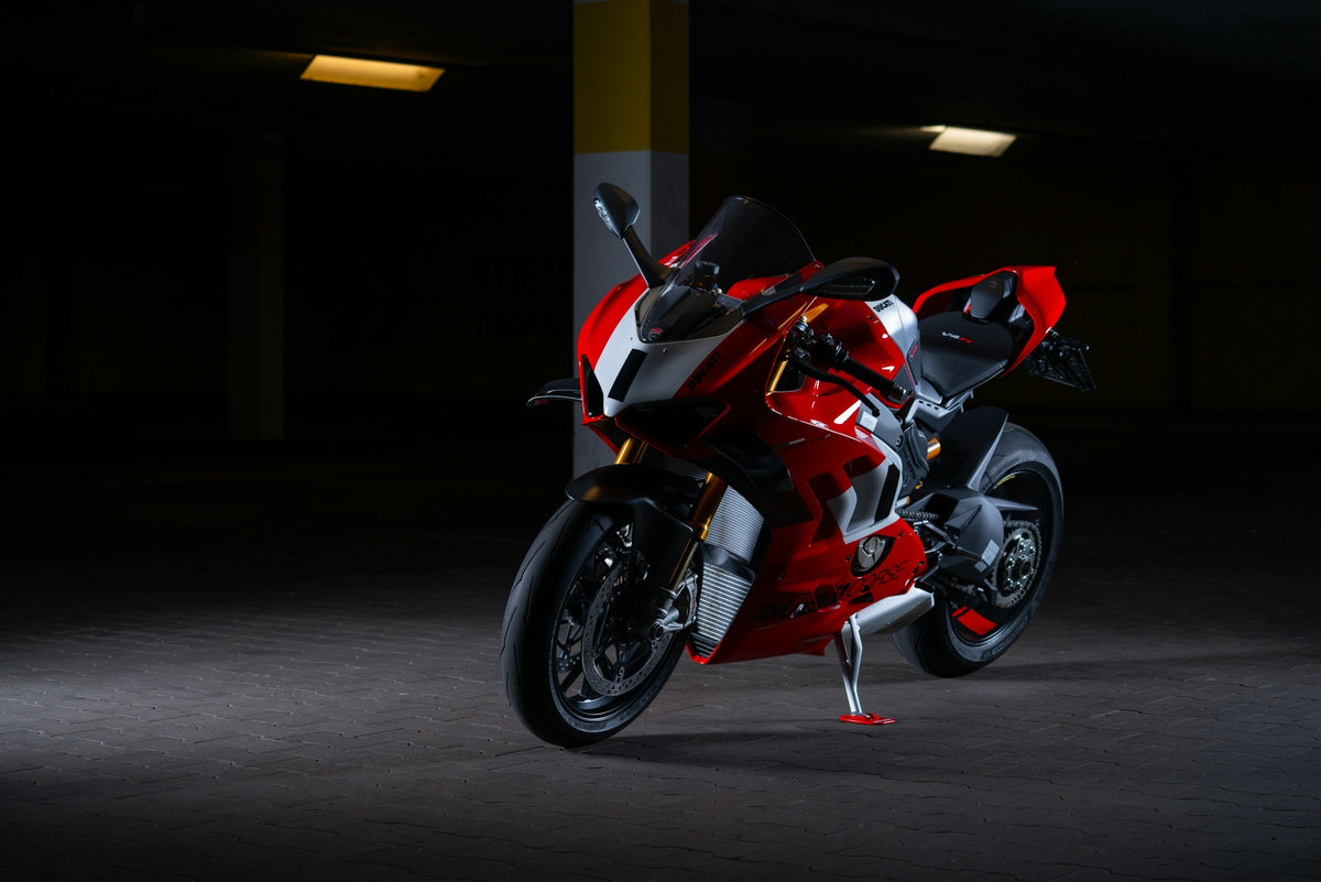 Roter Supersportler in dunkler Tiefgarage