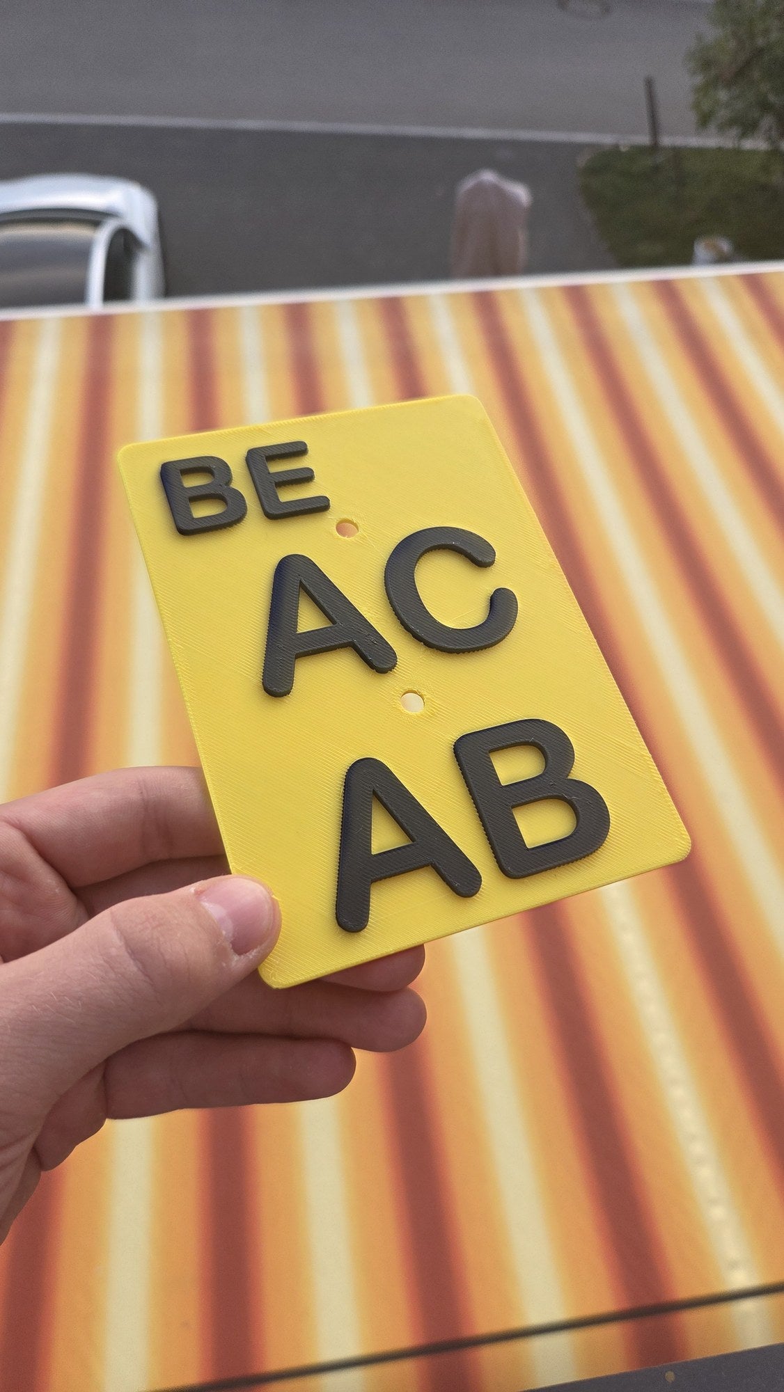 Mofa-Schild ACAB in der Hand, zeigt die Groesse