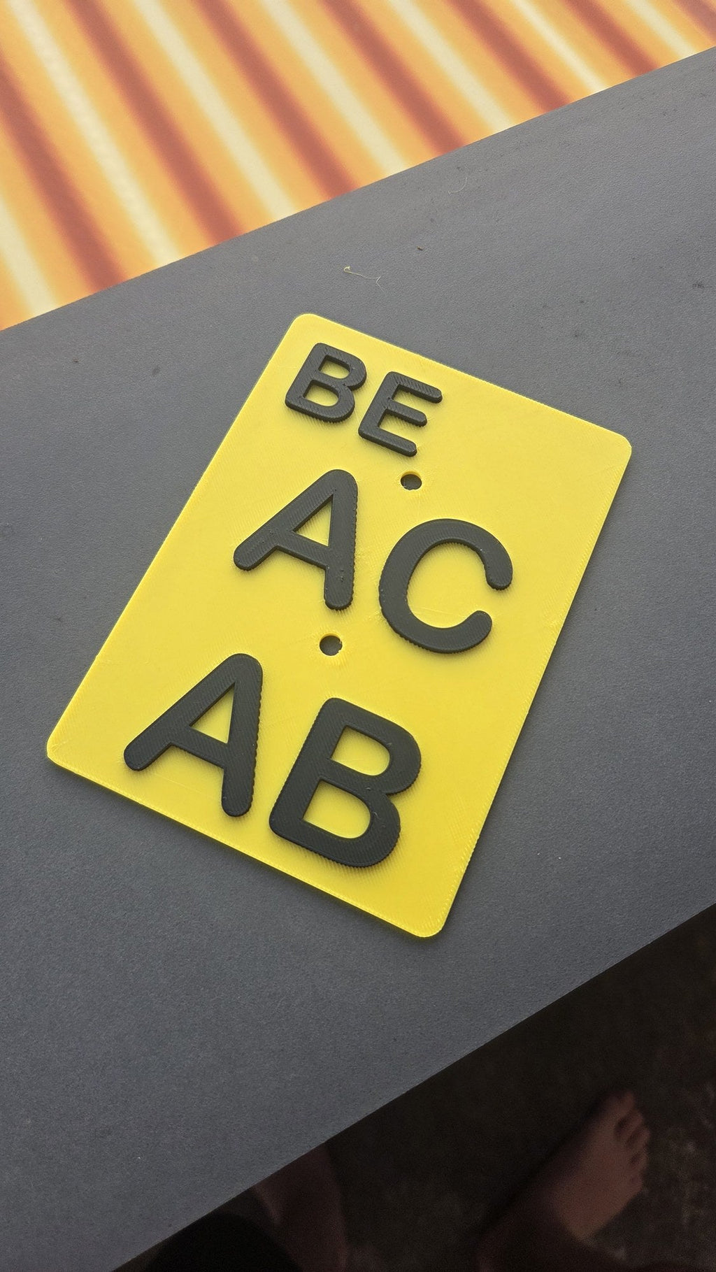 Mofa-Schild ACAB schraeg, erhabene Schrift im Licht