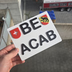 Deko-Kennzeichen ACAB in der Hand gehalten, zeigt die Groesse des Schilds